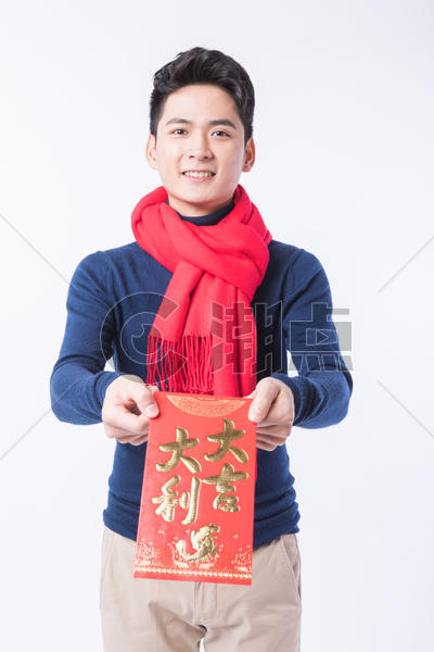 手拿红包的新年男性人像图片素材免费下载