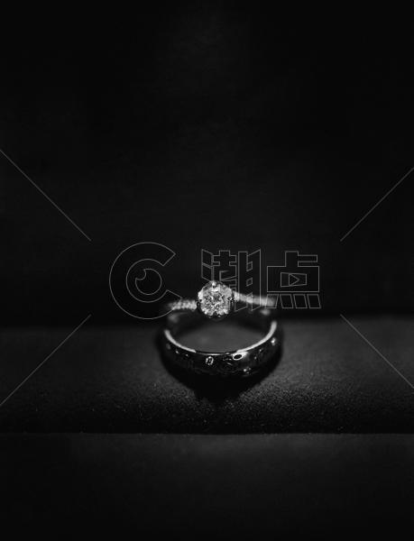 简单背景钻石戒指图片素材免费下载