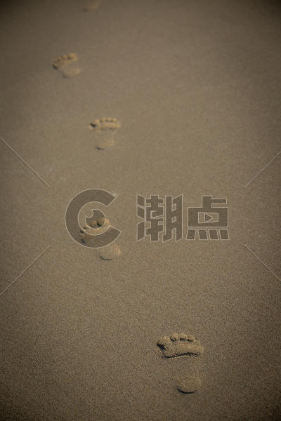沙滩上的脚印图片素材免费下载