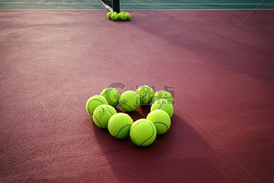 体育场上准备训练和比赛的网球图片素材免费下载