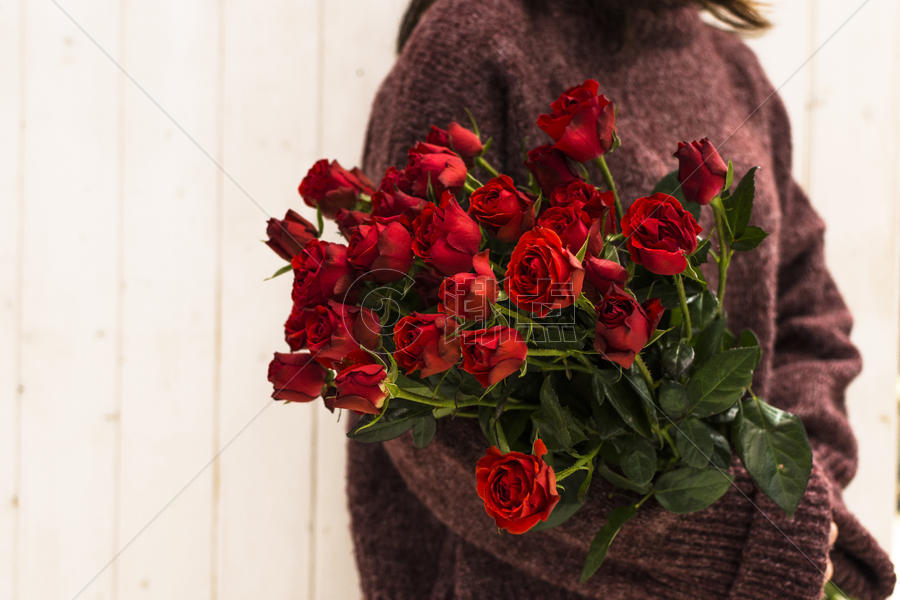 抱玫瑰花束的女生图片素材免费下载