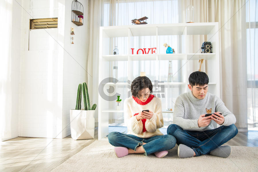 年轻情侣在家玩手机图片素材免费下载
