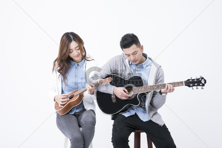 情侣一起弹吉他图片素材免费下载