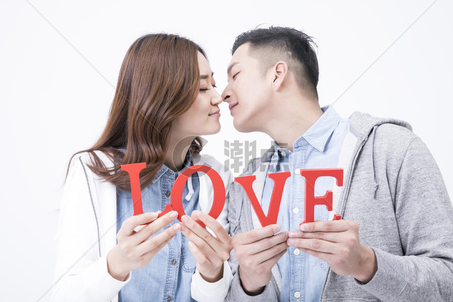 情侣手拿love接吻图片素材免费下载