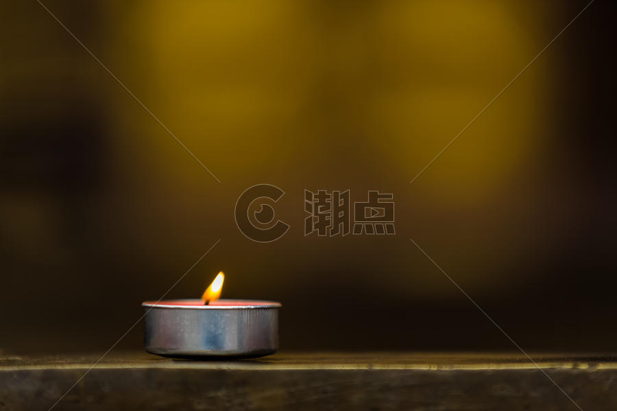 祈福的一支蜡烛图片素材免费下载