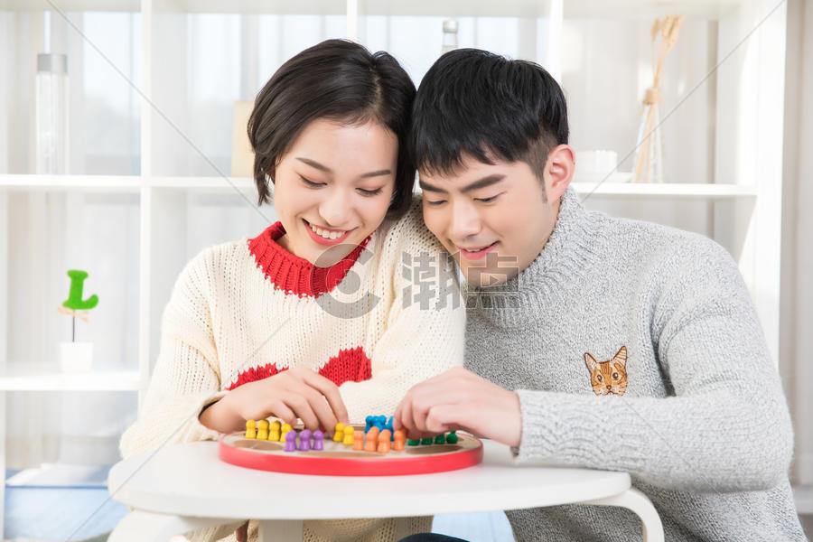 恩爱情侣在家玩跳棋图片素材免费下载