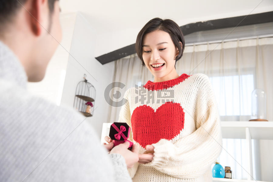 男子在家向女友求婚图片素材免费下载