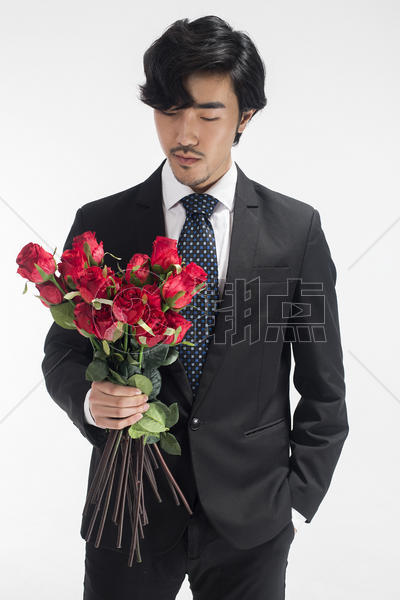 情人节前正装男士手拿鲜花图片素材免费下载
