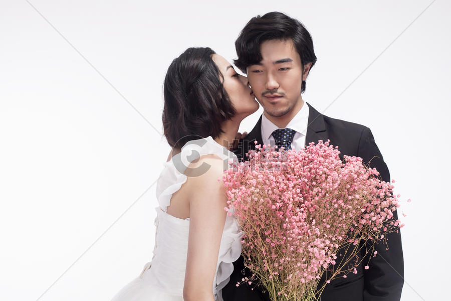 年轻情侣拍摄婚纱照亲吻图片素材免费下载