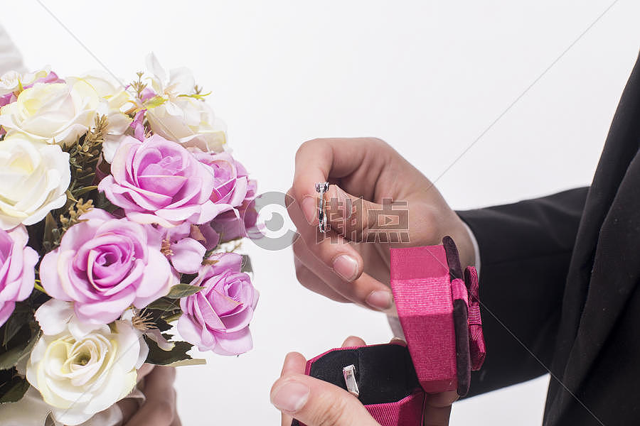 新人结婚求婚戴戒指图片素材免费下载