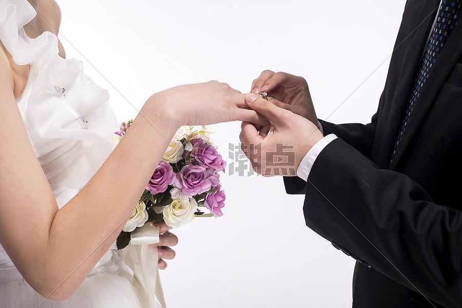 新人结婚求婚戴戒指图片素材免费下载