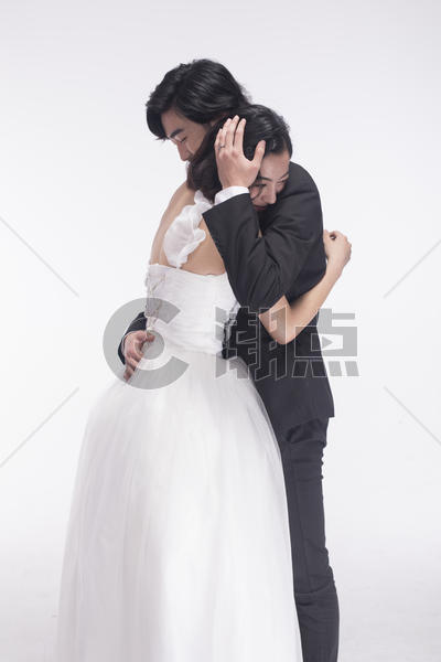 年轻情侣拍摄婚纱照图片素材免费下载