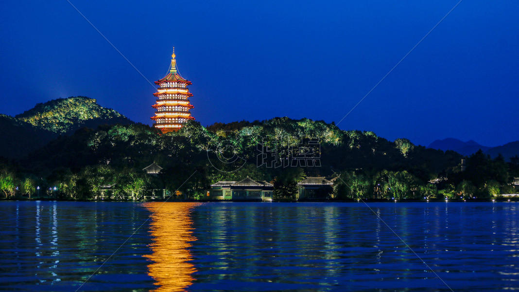 夜色中杭州西湖畔的雷峰塔图片素材免费下载