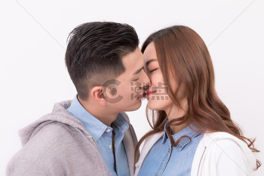 情侣拥抱亲吻接吻图片素材免费下载