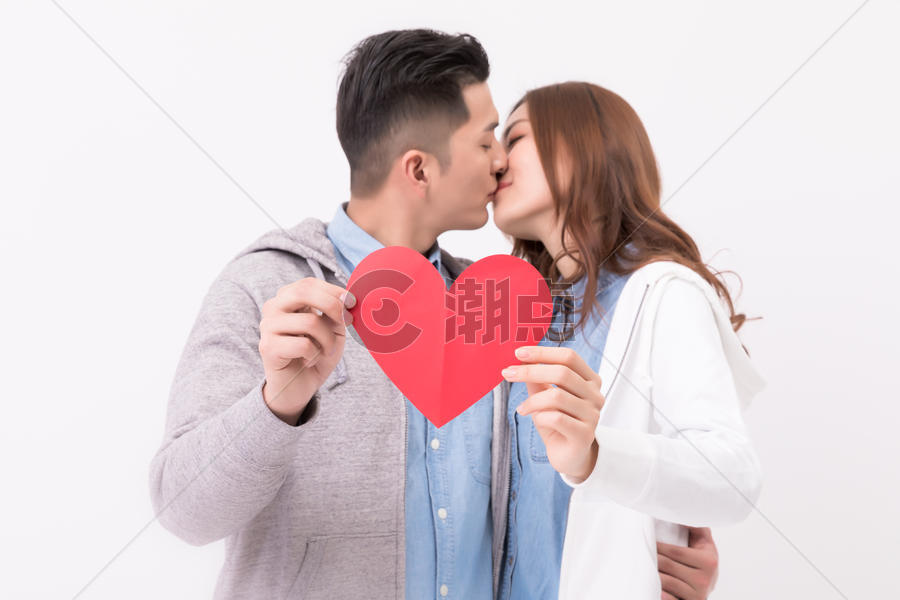 情侣亲吻爱心图片素材免费下载