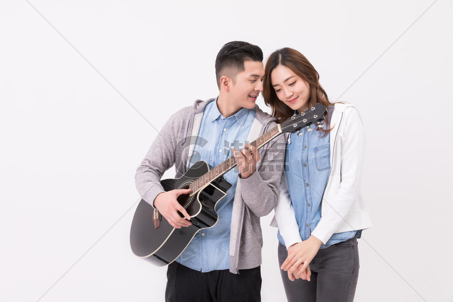 情侣弹吉他表白求爱图片素材免费下载
