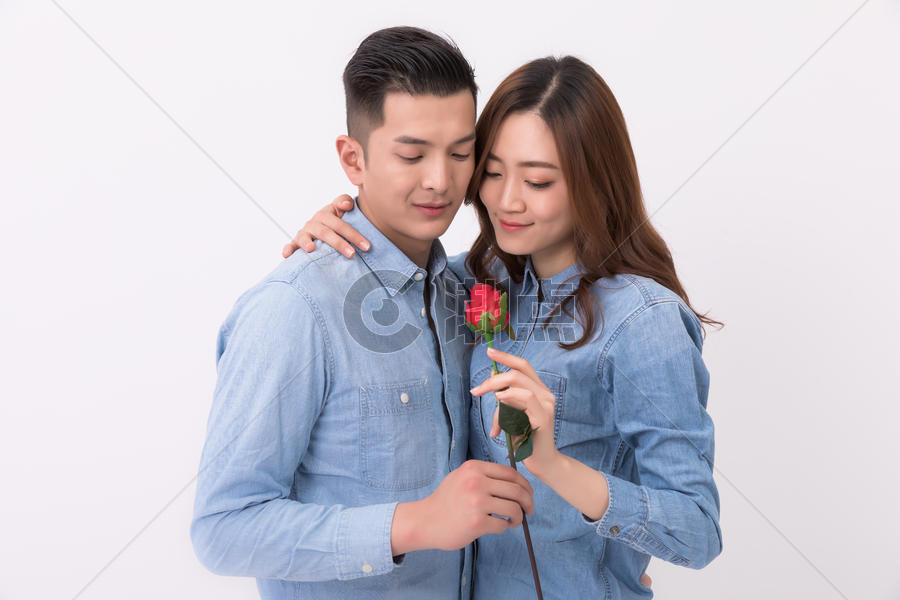 情侣送玫瑰花表白图片素材免费下载