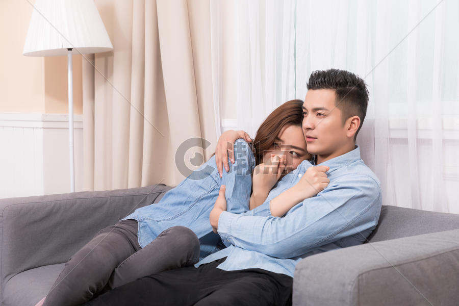 情侣在客厅看电视图片素材免费下载