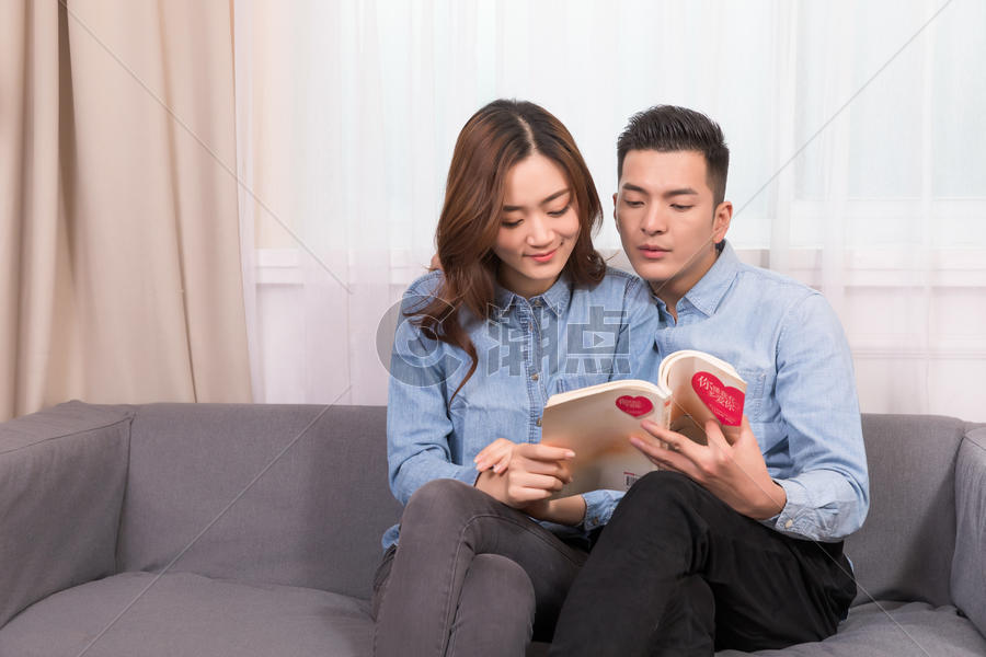 情侣在客厅看书阅读图片素材免费下载