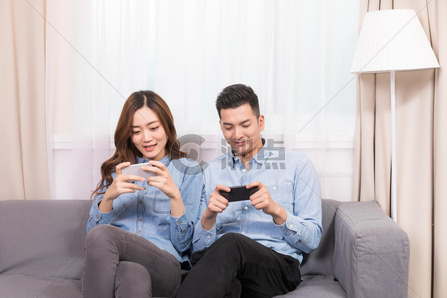 情侣客厅手机玩游戏图片素材免费下载
