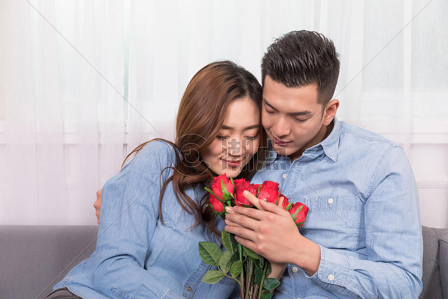 情侣送玫瑰花表白图片素材免费下载
