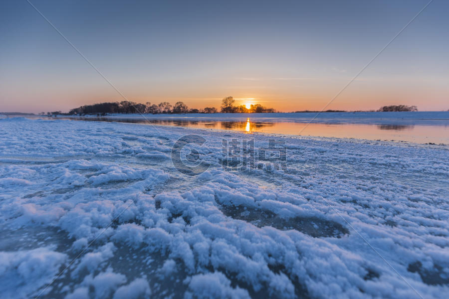 冬天结冰河流上的日出图片素材免费下载