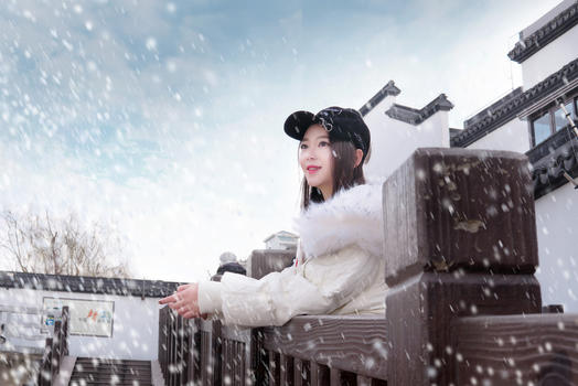 雪景中的白衣女孩图片素材免费下载