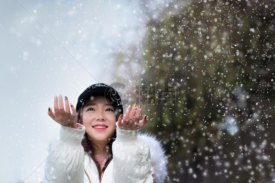 雪景中的白衣女孩图片素材免费下载
