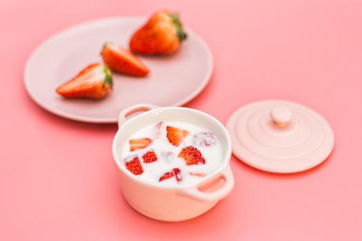 草莓和酸奶图片素材免费下载
