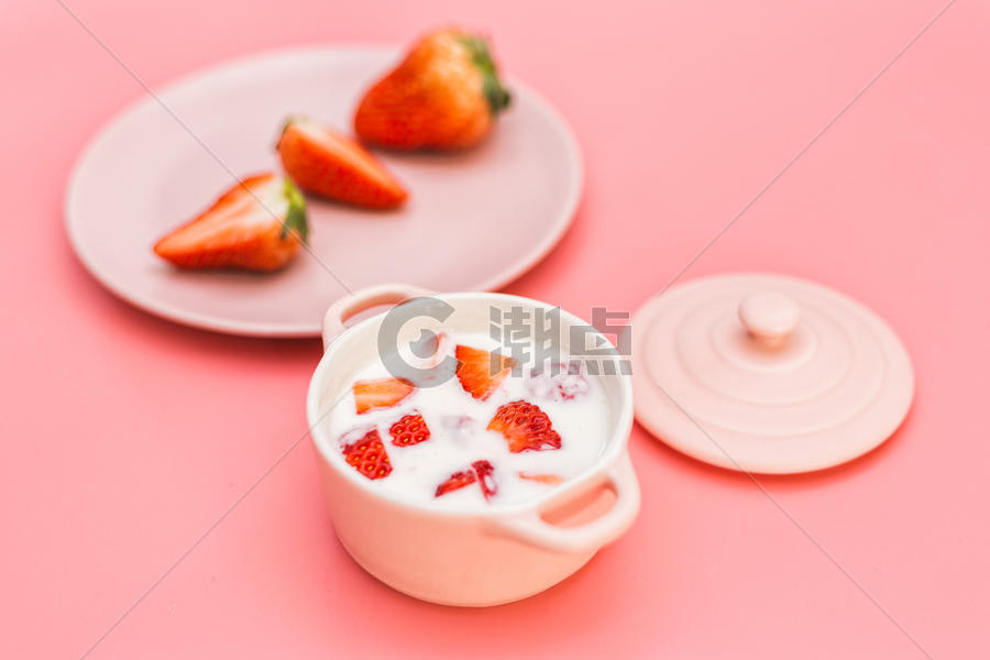 草莓和酸奶图片素材免费下载