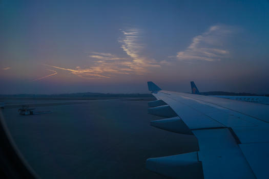 夕阳下的机翼图片素材免费下载