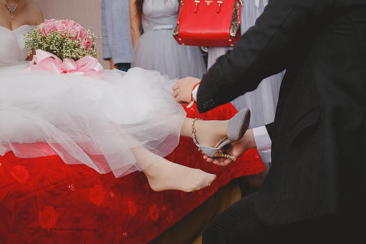 给新娘穿婚鞋图片素材免费下载