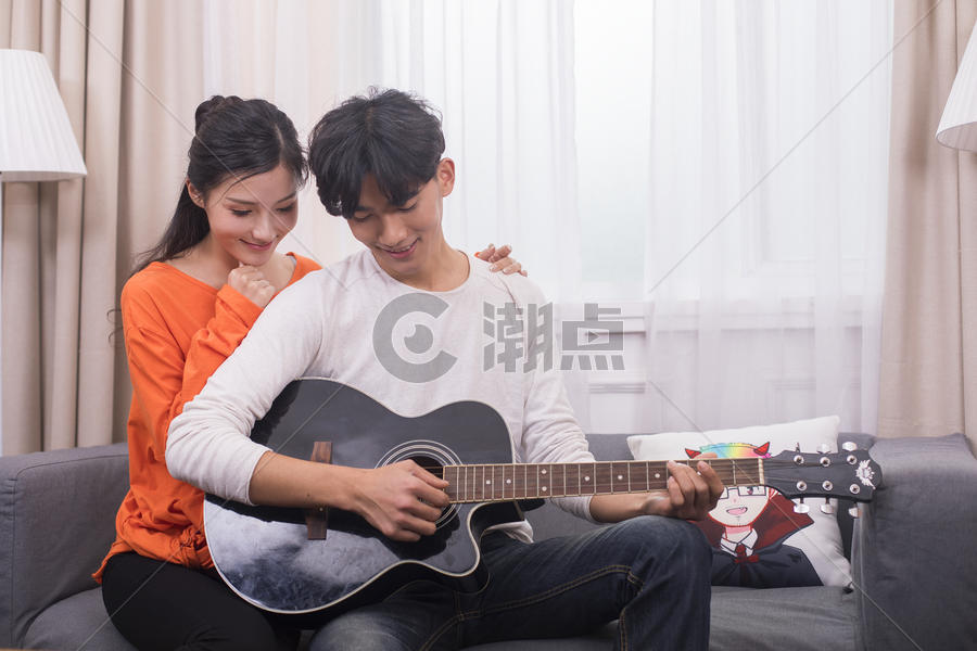 情人节男生给女生弹吉他图片素材免费下载