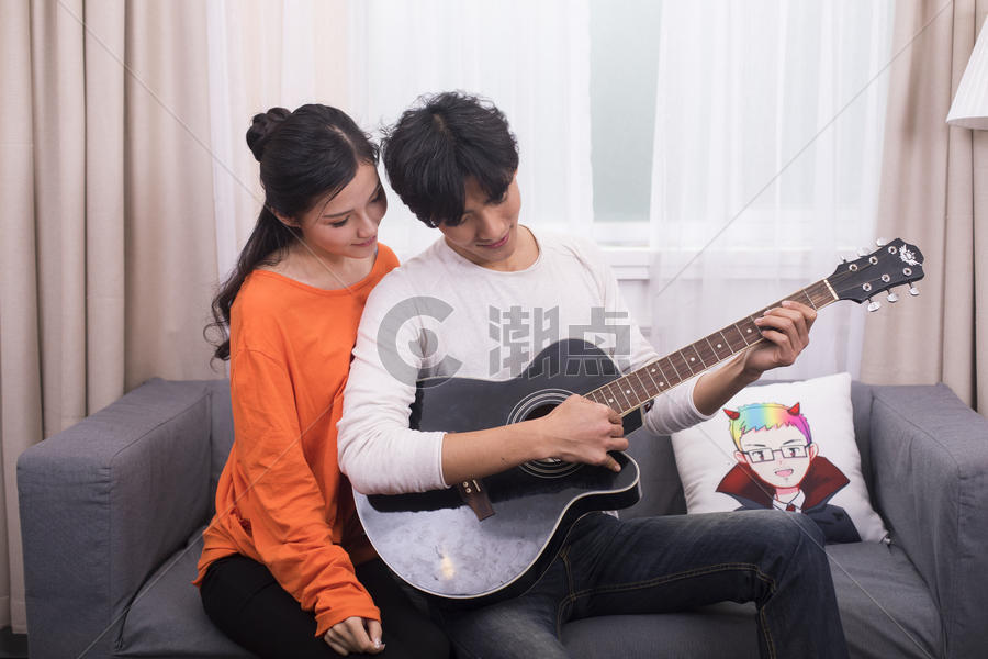情人节男生给女生弹吉他图片素材免费下载