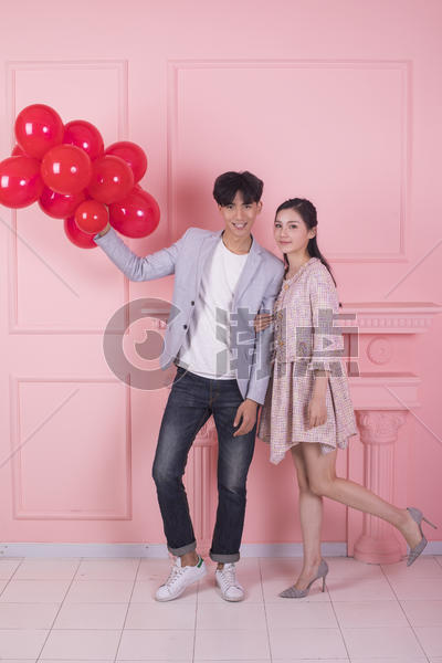情人节年轻男女手拿气球图片素材免费下载