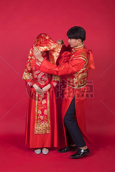 传统中式婚礼新郎掀起新娘的红盖头摄影图4480*6720图片素材免费下载-编号760995-潮点视频