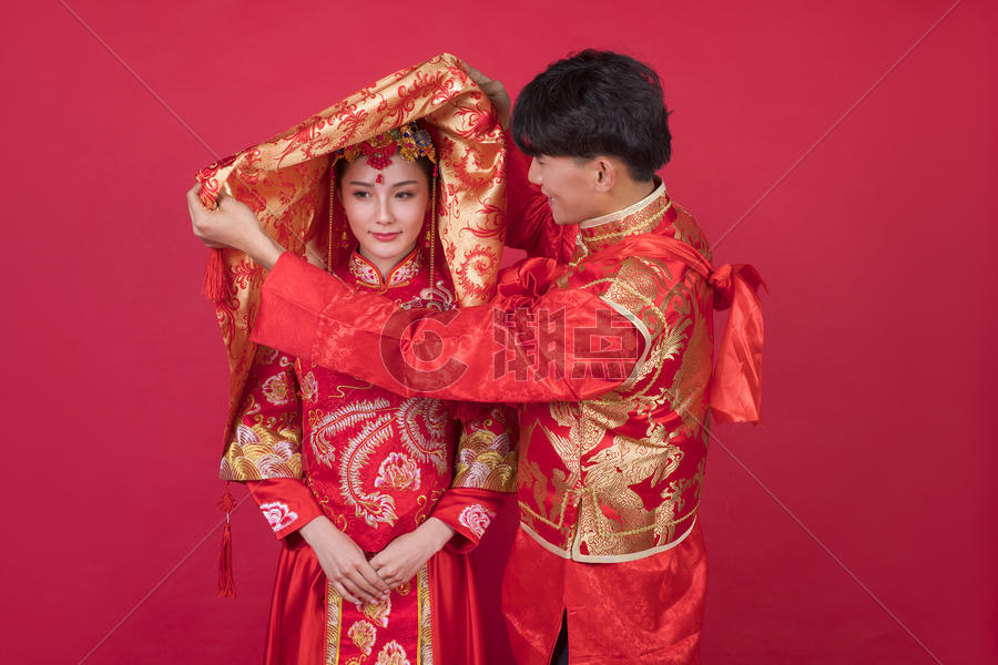 传统中式婚礼新郎掀起新娘的红盖头图片素材免费下载