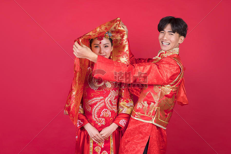 传统中式婚礼新郎掀起新娘的红盖头摄影图6720*4480图片素材免费下载-编号761001-潮点视频