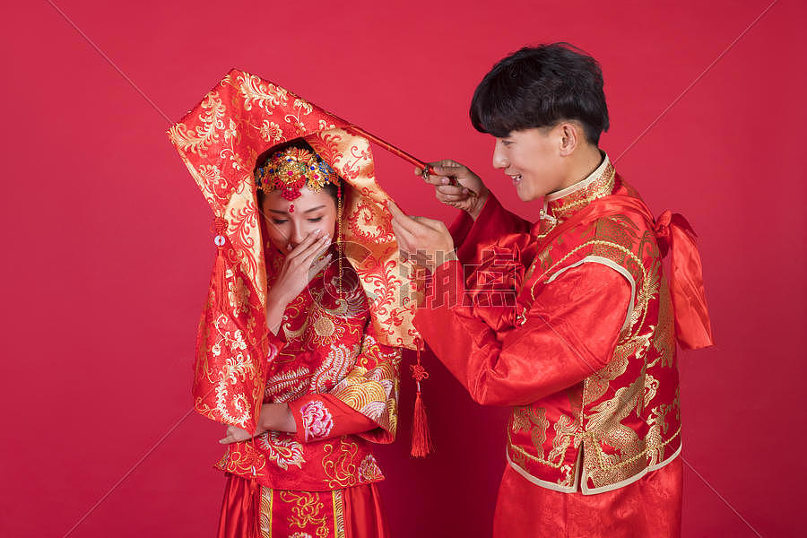 传统中式婚礼新郎掀起新娘的红盖头摄影图6720*4480图片素材免费下载-编号761007-潮点视频