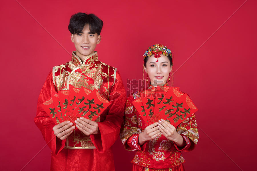 新年的情人节夫妻手拿红包图片素材免费下载