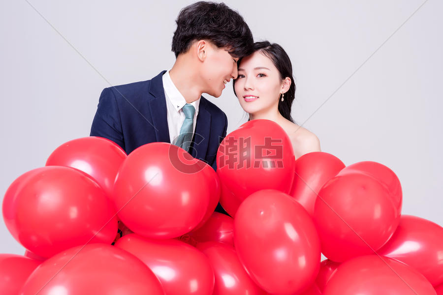 情侣手持红色爱心气球图片素材免费下载