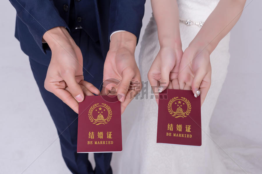 情侣婚纱手持结婚证图片素材免费下载