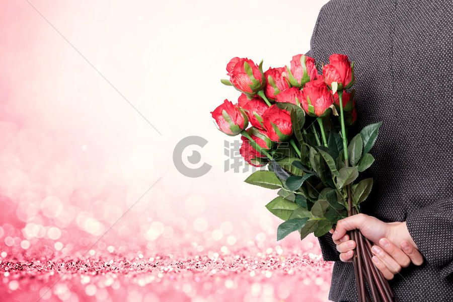 拿着玫瑰花的男性图片素材免费下载