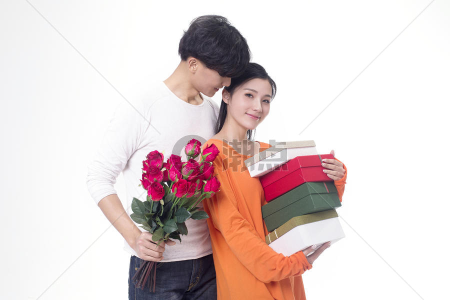 男生给女生送花送礼物图片素材免费下载