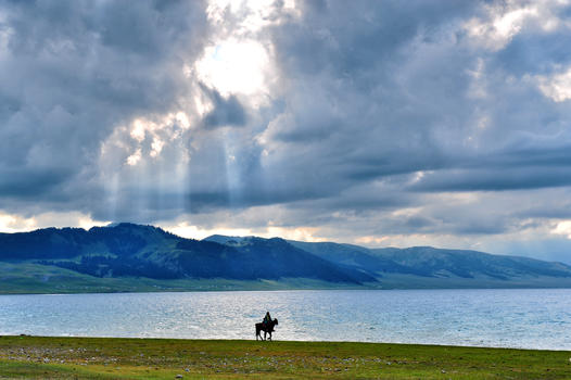 新疆赛里木湖草原羊群骑马的人图片素材免费下载