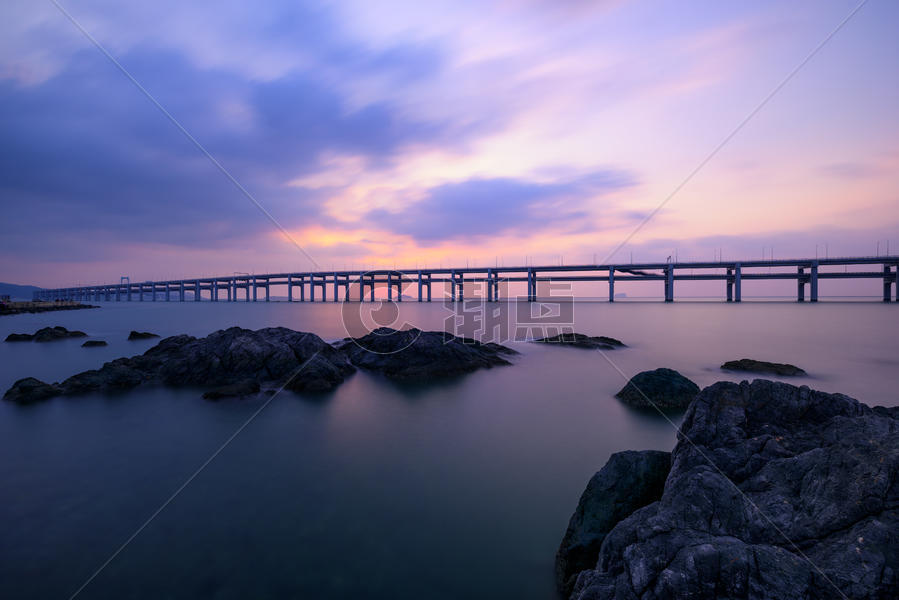 朝霞下的跨海大桥图片素材免费下载