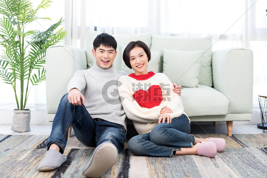情侣坐在客厅看电视图片素材免费下载