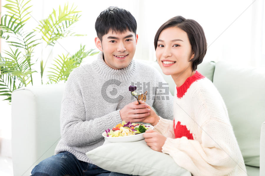 情侣在客厅沙发吃饭图片素材免费下载