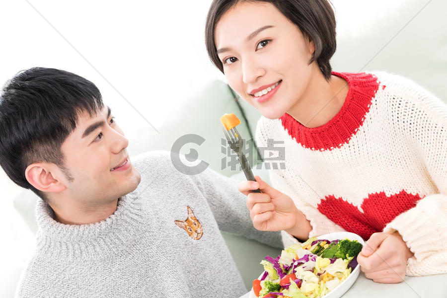 情侣在客厅沙发吃饭图片素材免费下载