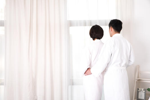 情侣穿着浴袍站在窗边图片素材免费下载